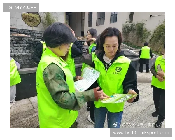 俱乐部球员参与环保志愿活动宣传绿色出行理念